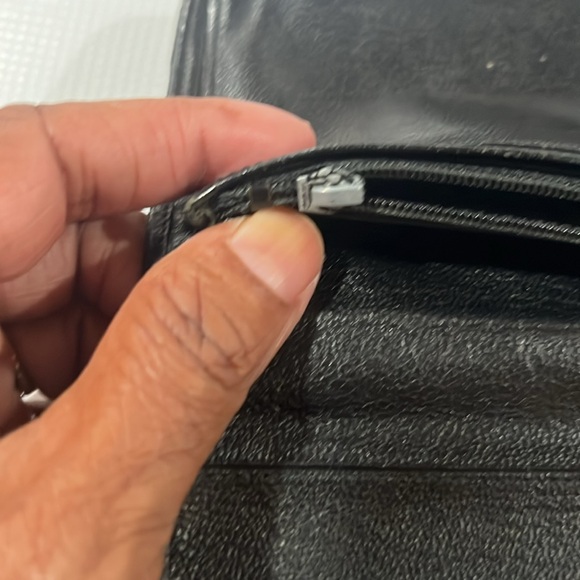 Chanel wallet one slightly mess up the other ok it’s like buy one get one free - Picture 6 of 7